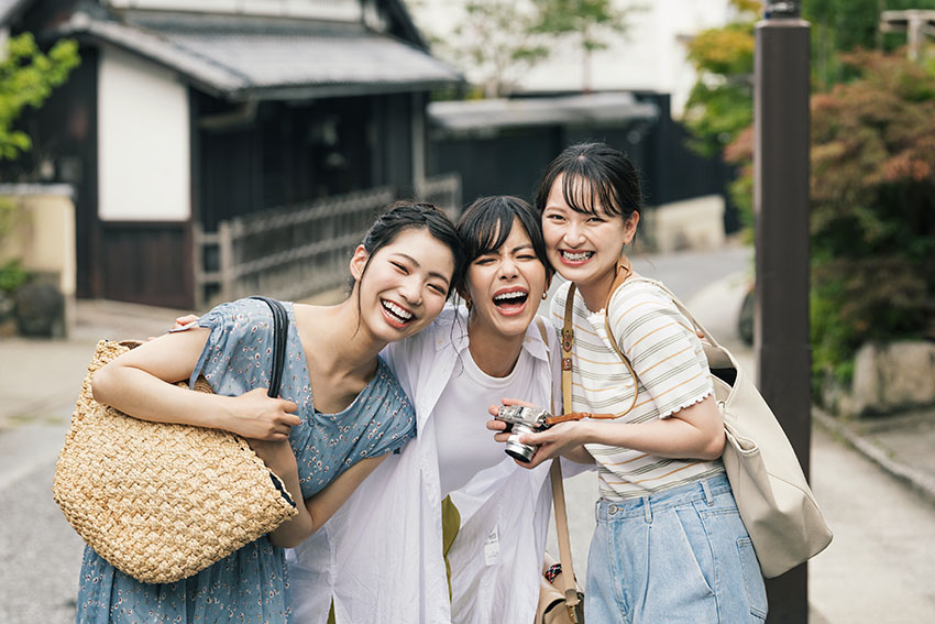 【1泊2日】女子旅に必要な持ち物を知って快適な旅を！おすすめアイテムも紹介 | 旅する時間