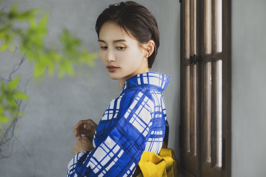 旅先の窓辺で外を眺める浴衣姿の女性