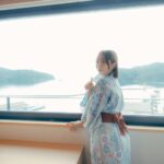海の見える宿で窓辺から海を眺める女性