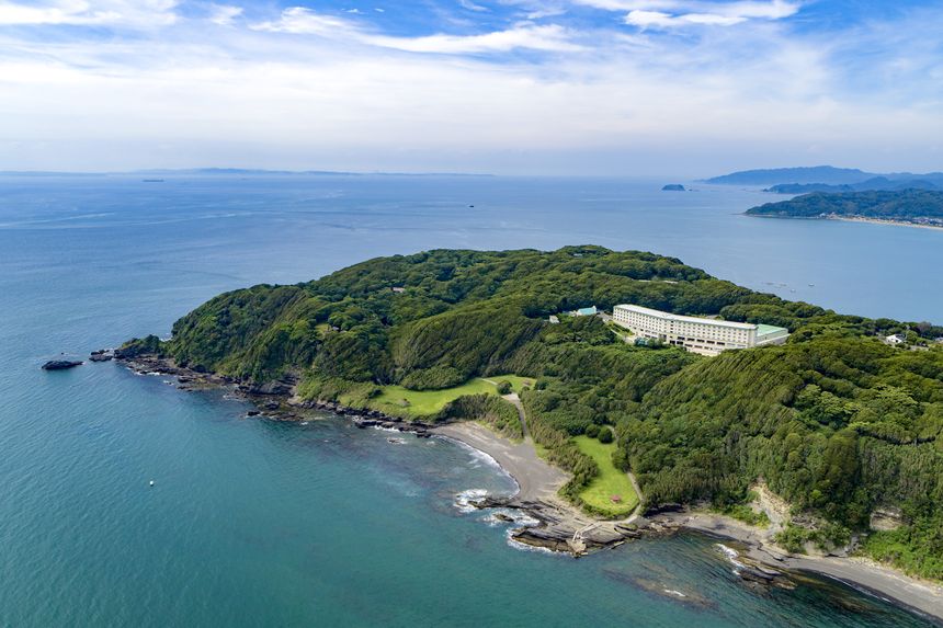 グランドメルキュール南房総リゾート＆スパが海に面して建つ様子（ドローン撮影）