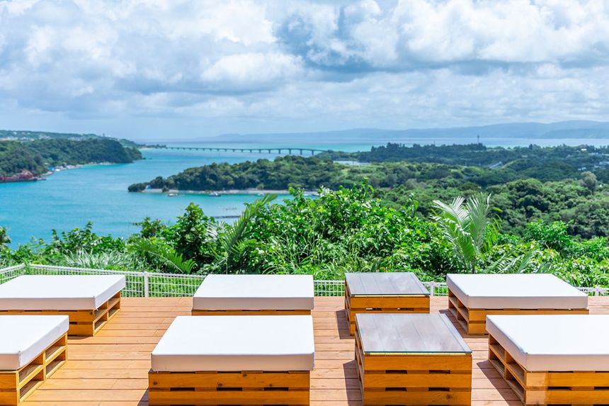 TWIN-LINE HOTEL YANBARU OKINAWA JAPANのテラスから眺める海の景色
