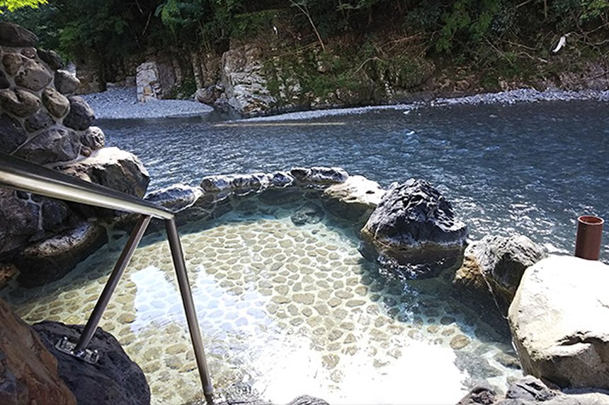 山あいの渓谷に面した和風旅館の露天風呂